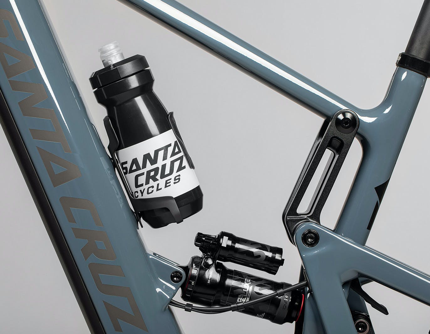 The Heckler 9 has room for a full-sized waterbottle and can be setup with an air or coil shock